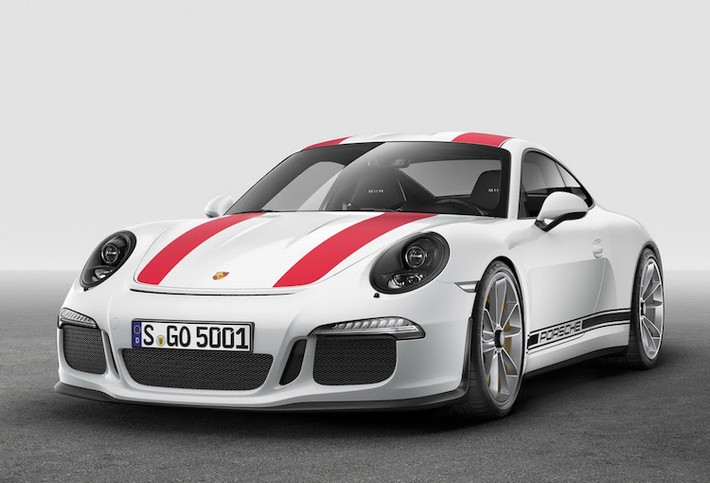 Được phát triển từ dòng siêu xe 911 GT3, Porsche 911R có thân xe thiết kế "y hệt" với bodykit thể thao và mâm theo phong cách xe đua với ốc bắt trục ở chính giữa.