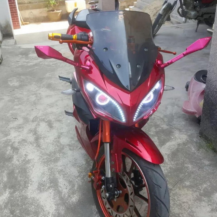 Không chỉ có phanh đĩa trước, mẫu xe này thậm chí còn có phuộc USD cao cấp - trang bị thậm chí còn chưa xuất hiện trên nhiều chiếc xe môtô phân khối lớn giá rẻ.
