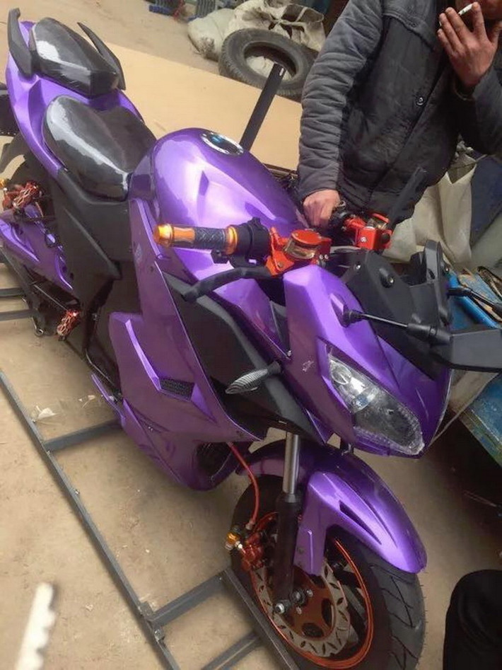 Trong đó, những hình ảnh về một mẫu môtô điện kiểu dáng sportbike đã được chia sẻ khá nhiều trên Facebook những ngày qua và khiến các bạn trẻ hào hứng quan tâm do có kiểu dáng đẹp và không cần bằng lái.