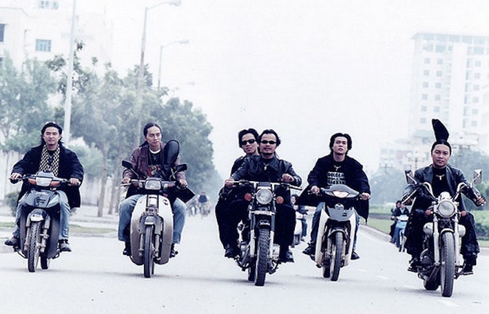 Hiện nay tại Việt Nam, có khá nhiều nghệ sĩ chơi xe môtô tuy nhiên xét về niềm đam mê, số lượng xe đã trải qua và sự hiểu biết, có lẽ hiếm ai có thể sánh được với Ca sỹ Trần Lập - cố thủ lĩnh của ban nhạc Bức Tường.