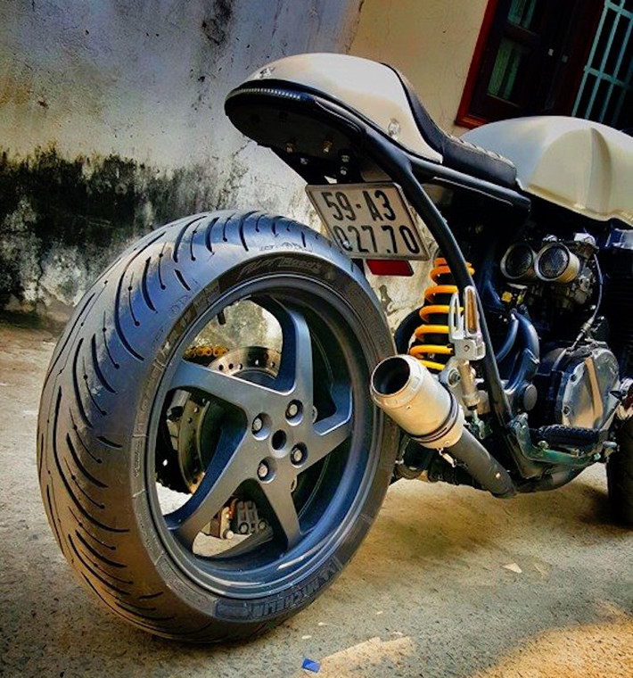 Toàn bộ gắp và mâm phía sau của chiếc xe đã được thay full bộ 1 gắp từ Honda VFR800 khiến chiếc CB750 Nighthawk cá tính và độc đáo hơn hẳn.