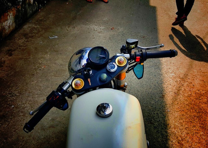 Với phuộc USD, chiếc xe đã được lắp tay lái clip-on theo đúng phong cách cafe racer thể thao. Một đồng hồ điện tử với báo tua chạy cơ cung cấp toàn bộ các thông tin quan trọng về chiếc xe.