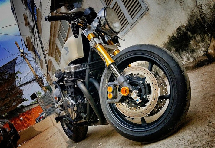 Bản độ Honda CB750 Nighthawk cafe racer này đã được thực hiện bởi Tự Thanh Đa - xưởng độ có tiếng tại Sài Gòn với nhiều bản độ đẹp mắt trước đây.