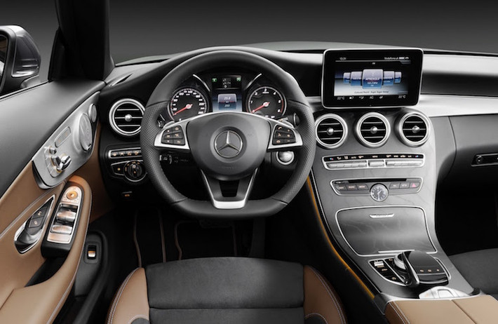 Nội thất của C-Class Convertible dựa trên cơ sở chiếc C-Class Coupe trước đây, chính vì vậy nó sử dụng các chất liệu sang trọng hơn một chút so với bản sedan.