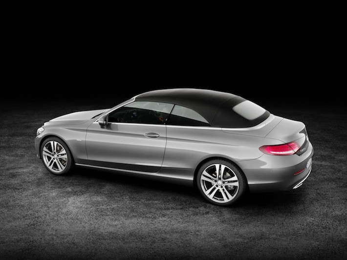 Ngoại trừ sự khác biệt về kích thước, C-Class Convertible cũng có thiết kế đầy tinh tế và sang trọng như S-Class Convertible. Ngay cả bộ mui xếp mềm với 4 tùy chọn màu nâu tối, xanh đậm, đỏ đậm và đen cũng gần giống với S-Class mui trần.