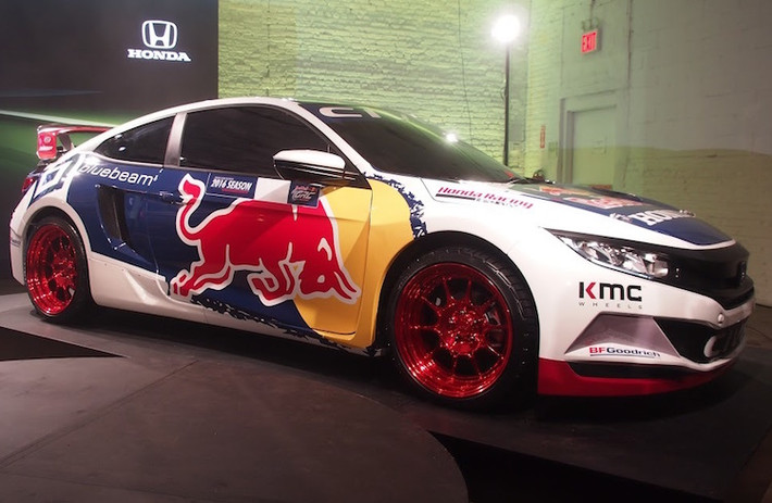Global Rallycross Championship (GRC) là một giải đua rally tại Mỹ, nơi những chiếc xe cỡ nhỏ từ nhiều hãng khác nhau sẽ cùng thi đấu trong một khu vực với đường đất, đường nhựa, những gò cao... Sau nhiều hãng xe như Hyundai, Volkswagen, năm nay Honda cũng sẽ thi đấu tại GRC với chiếc Honda Civic Coupe thế hệ mới.
