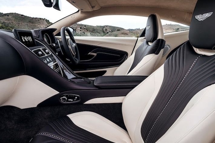 Tương xứng với đẳng cấp của một chiếc coupe siêu sang, DB11 sở hữu cabin xa hoa với da bọc cao cấp và những chiếc ghế ngồi thêu vân phức tạp.