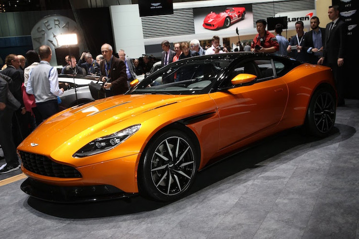 Mẫu siêu coupe Aston Martin DB11 sang trọng chính là sản phẩm đầu tiên được ra mắt trong chiến lược "Thế kỷ thứ 2" đánh dấu hướng đi của Aston Martin sau hơn 100 năm thành lập.
