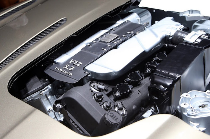 Được trang bị động cơ V12 5.2l tăng áp kép hoàn toàn mới do Aston Martin phát triển, DB11 có công suất tối đa lên tới 600 mã lực và mô-men xoắn cực đại 700 Nm. Xe chỉ mất 3,9 giây để tăng tốc từ 0-100 km/h và tốc độ tối đa đạt 320 km/h.