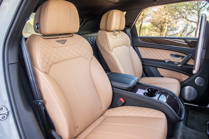 Với những gì mà siêu xe SUV Bentayga đem lại, không ngạc nhiên khi giá của chiếc xe tại Anh khởi điểm từ 160.200 Bảng và thậm chí có thể lên tới hơn 500.000 Bảng nếu đặt thêm các tùy chọn khác.