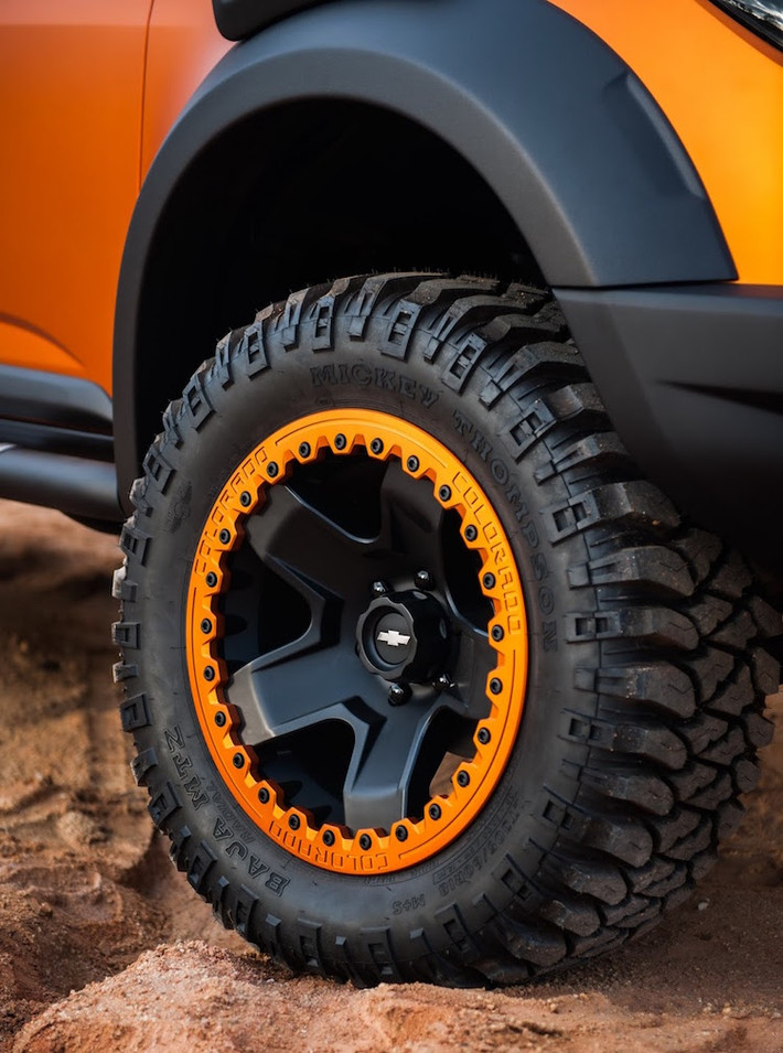 Trên chiếc concept này, Chevrolet đã thiết kế xe với ngoại hình "hầm hố" đậm chất offroad, nổi bật với bộ lốp gai, hệ thống treo hành trình lớn và ốp nhựa đen đầy "cơ bắp" xung quanh xe.
