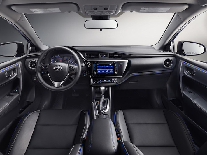 Ở bên trong nội thất, Corolla mới sẽ có hệ thống thông tin giải trí Entune Audio với kết nối bluetooth. Thêm tiền, khách hàng có thể nâng cấp lên hệ thống ENtune Plus với màn hình cảm ứng 7 inch có tính năng định vị.