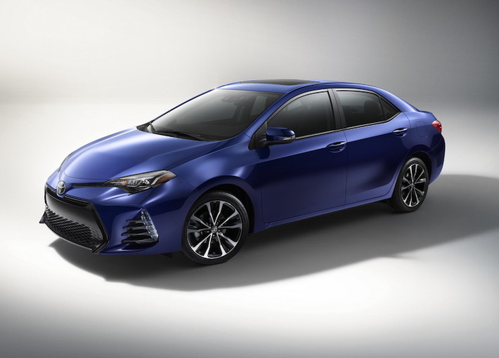 Đợt nâng cấp này dành cho cả Corolla phiên bản Mỹ (hình trên) và bản được bán ở Thế giới. Trên cả 2 phiên bản, Toyota đã thay đổi khá nhiều thiết kế của xe với phần đầu hoàn toàn mới, với các đèn pha LED sắc sảo và cản trước với khe hút gió lớn hơn, khiến cả 2 chiếc Corolla trông thể thao hơn.