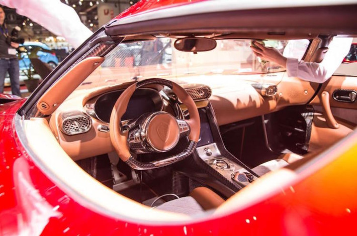 Không chỉ sang trọng hơn những mẫu Koenigsegg khác từng được sản xuất, nội thất của Regera còn có được vẻ đẹp vừa hiện đại, vừa cổ điển.