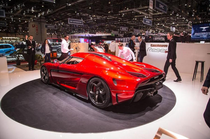 Sử dụng hệ động lực với tên gọi Koenigsegg Direct Drive (KDD), Regera được trang bị động cơ V8 tăng áp kép 5.0l, cùng 3 motor điện để đạt tổng công suất lên tới hơn 1500 mã lực và mô-men xoắn hơn 2000 Nm.