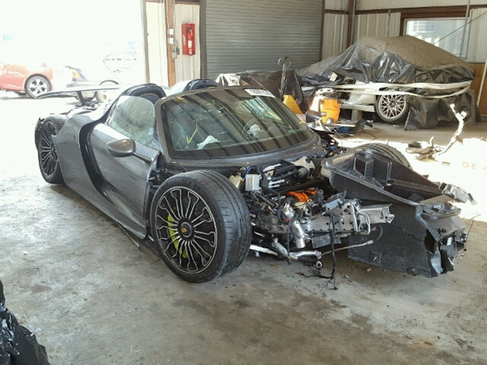Chiếc siêu xe Porsche 918 Spyder bị tai nạn này hiện đang được rao bán trên trang Copart của Mỹ và nằm ở New York. Nó là chiếc thứ 830 trong tổng số 918 xe được Porsche sản xuất, và mới chỉ chạy được 92 dặm (148 km).