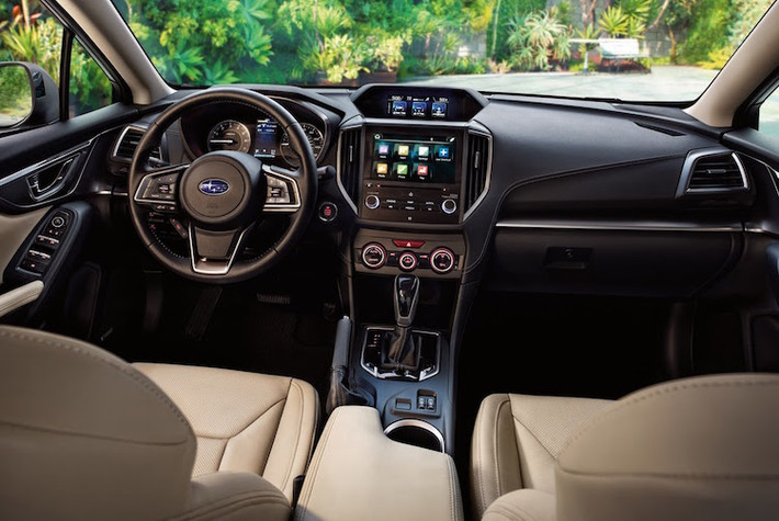 So với phiên bản cũ, Impreza có nội thất được thiết kế với vẻ cao cấp hơn nhờ có các chi tiết đẹp mắt cùng hệ thống thông tin giải trí với màn hình lớn trên bảng điều khiển trung tâm. Cũng giống như chiếc Levorg, phía trên bảng táp-lô là một màn hình hiển thị đa thông tin nhỏ khác.