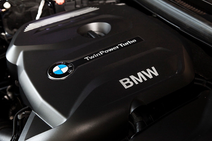 Dù chỉ có động cơ 2l 4 xi-lanh thẳng hàng nhưng do sử dụng công nghệ tăng áp TwinPower Turbo, 730Li vẫn có công suất tối đa lên tới 258 mã lực và mô-men xoắn cực đại 400 Nm.