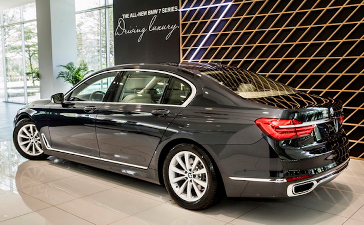 Khả năng điều khiển của mẫu xe BMW 730Li cũng khá linh hoạt nhờ vào hệ thống trợ lực lái thông minh, bánh sau có khả năng đánh lái nhẹ và hệ thống treo khí nén.