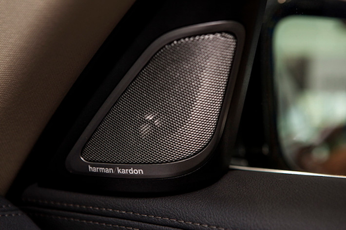 Ngoài ra, chiếc xe cũng được trang bị sẵn hệ thống âm thanh cao cấp từ hãng Harman/Kardon.