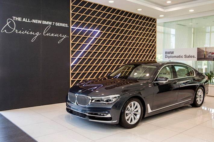 Với động cơ có dung tích nhỏ, chiếc xe sang BMW 730Li mới sẽ được hưởng lợi từ luật Thuế TTDB sửa đổi, trong đó nêu rõ xe có dung tích từ 1500 tới 2000 cm3 sẽ được áp dụng thuế suất 40% từ 1/1/2018 (giảm 5% so với hiện nay).