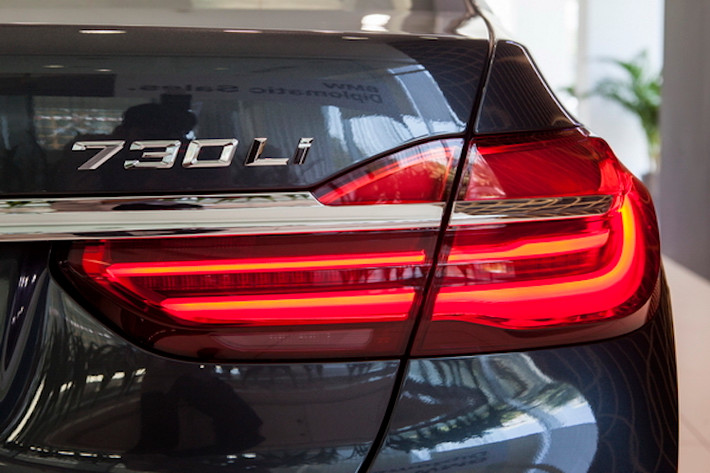 Tại Việt Nam, giá của BMW 730Li tại thị trường Việt Nam là 4,098 tỷ đồng. Nếu thêm tùy chọn cửa sổ trời và hệ thống giải trí phía sau, chiếc xe sẽ bị đội giá lên 4,4 tỷ đồng.