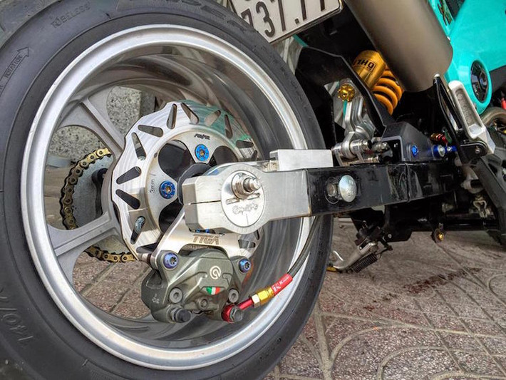 Kết thúc bản độ là heo Brembo 2 pis, pát gắn heo TYGA, đĩa Galfer và mâm Enkei Falcon CNC. Tuy nhiên, nếu như bánh trước của chiếc xe côn tay cỡ nhỏ cũng được thay loại mâm này thay vì mâm nguyên bản, thì bản độ MSX 125 của biker Việt sẽ trở nên hoàn thiện hơn.