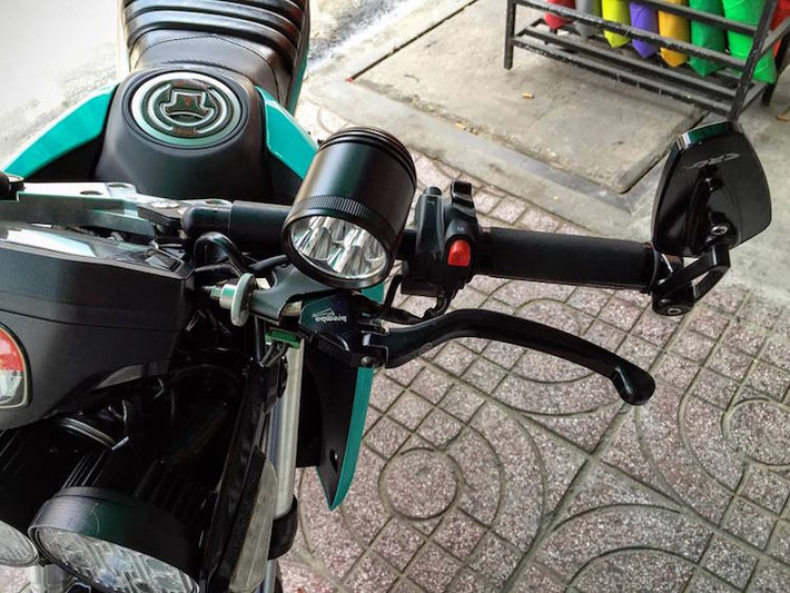 Ở phía bên còn lại của tay lái, chiếc xe có tay côn Brembo cùng đèn LED L4 trợ sáng. Cùm công tắc cũng được thay bằng loại rút gọn.