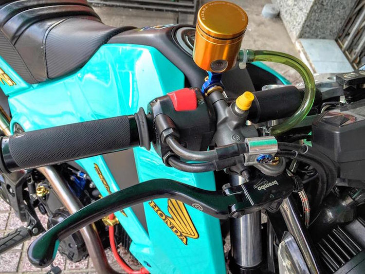 Trên tay lái của chiếc xe là bộ cùm phanh Brembo RCS, bình dầu Rizoma, bao tay Barracuda và gương chiếu hậu gắn gù của hãng CRG.