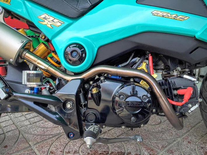 Khối động cơ 125 cc của MSX được giữ nguyên, chỉ có cổ pô chế lại, uốn khéo léo theo thân xe và động cơ. Màu xanh "baby blue" cũng khiến chiếc MSX này trở nên khác biệt, do đây không phải là màu sắc trong bảng màu của Honda.