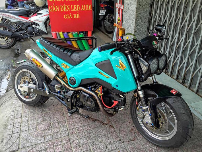 Tại nhiều nước trên Thế giới, phong trào chơi Honda MSX 125 hiện đang rất phát triển, kéo theo hàng loạt phụ tùng "hot" cho dòng xe này. Trước xu thế đó, một biker ở Việt Nam đã đặt hàng những phụ tùng "độc" dàng riêng cho MSX để biến chiếc xe trở nên thể thao và cá tính hơn.