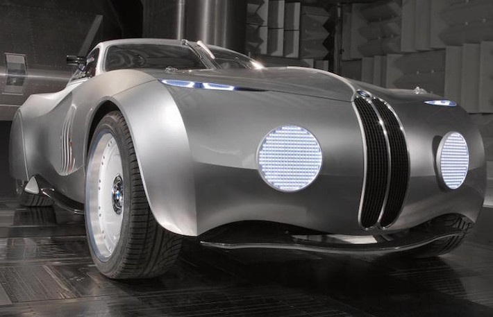 2006 - BMW Concept Coupe Mille Miglia: Lấy cảm hứng từ chiếc xe cổ BMW 328 trong quá khứ, mẫu concept này có thân hoàn toàn bằng sợi carbon bao bên ngoài khung của một chiếc Z4 M Coupe. Chính vì vậy, nó sở hữu động cơ 3.2l 6 xi-lanh 340 mã lực rất được ưa chuộng của M3 E46.