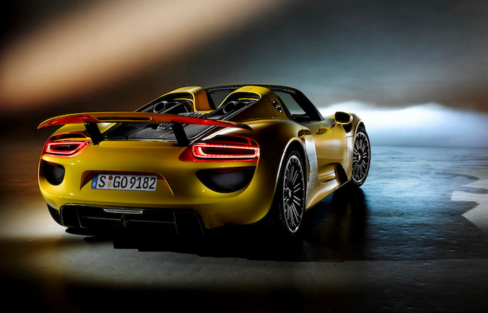 So với các đối thủ như McLaren P1 hay LaFerrari, 918 Spyder có công suất yếu hơn. Tuy nhiên, siêu xe của Porsche lại rẻ hơn với mức giá 845.000 USD trong khi hai đối thủ đều trên 1 triệu USD. Mặc dù vậy, do đã ngừng sản xuất nên những chiếc 918 Spyder hiện đều có giá bán ít nhất là 1,5 triệu USD.