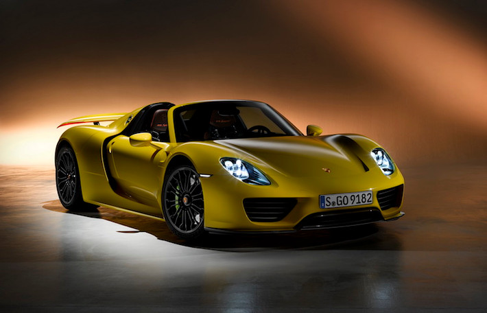 Được sản xuất từ năm 2013 với số lượng giới hạn chỉ 918 chiếc, 918 Spyder hiện đang là siêu xe đẳng cấp nhất nhà Porsche. Lần đầu tiên xuất hiện tại Geneva Motor Show 2010 dưới mác một phiên bản concept, phải mất 3 năm sau Porsche 918 Spyder mới chính thức được đưa vào sản xuất thương mại.