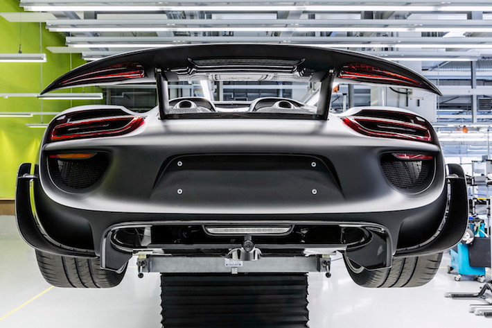 Toàn bộ gầm của 918 Spyder được bảo vệ bởi một tấm carbon lớn có giá 20.000 USD (445 triệu đồng). Cần lưu ý rằng giá bán của những phụ tùng nêu trên vẫn chưa tính thuế!