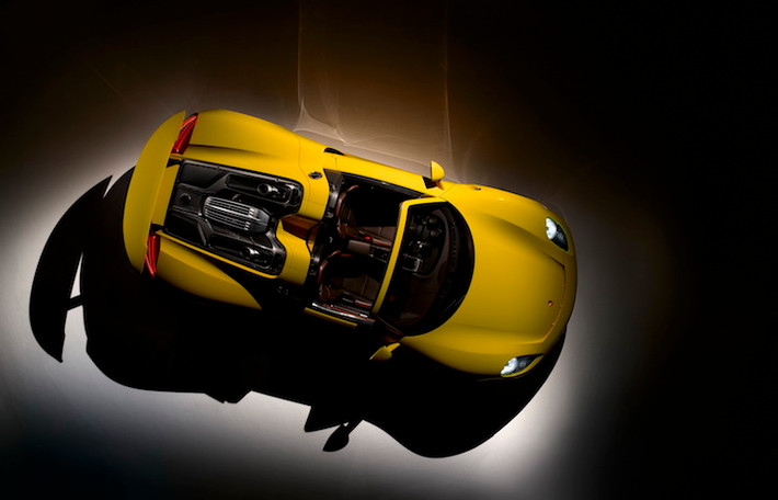Một tấm thảm lót sàn của 918 Spyder có giá lên tới 537 USD (11,9 triệu đồng), trong khi một đĩa phanh gốm-carbon của xe trị giá 9000 USD (200 triệu đồng) và một chiếc ghế carbon đắt tới 9700 USD (216 triệu đồng).