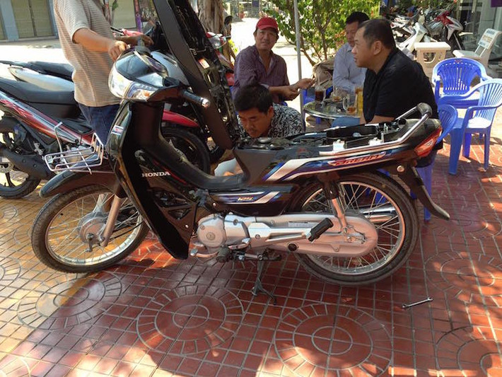 Dù có tên gọi là Dream nhưng trên thực tế, Honda Dream 125 mới được dựa trên cơ sở khung và máy của Honda Wave 125 (Future 125 ở Việt Nam), thay vì Honda Cub như các thế hệ Dream 100 đã rất quen thuộc.