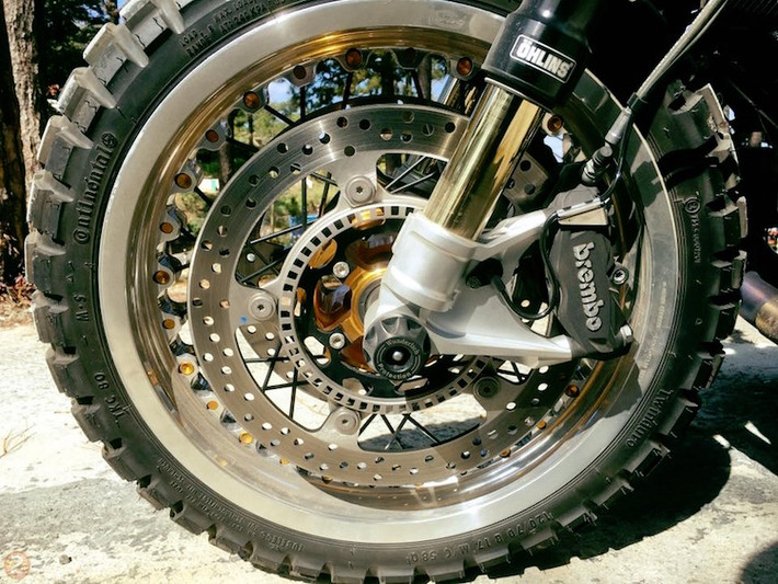 Vẫn sử dụng phuộc Ohlins và phanh Brembo nguyên bản nhưng bộ mâm của xe đã được thay bằng vành nhôm với bánh căm của hãng Kineo, bọc trong những chiếc lốp gai đúng "tông" Scrambler của Continental.