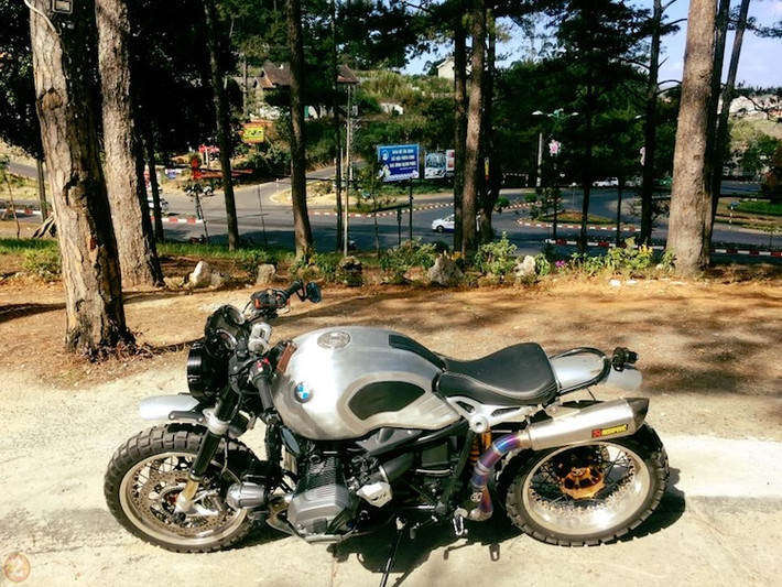Với những phụ kiện cao cấp, chiếc R nine T độ scrambler đã có vẻ ngoài mạnh mẽ và hấp dẫn hơn.