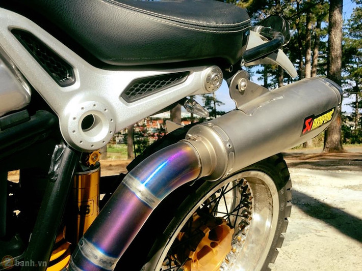 Hệ thống xả của xe cũng được độ lại với pô Akrapovic full system kèm cổ titanium ánh 7 màu đẹp mắt.