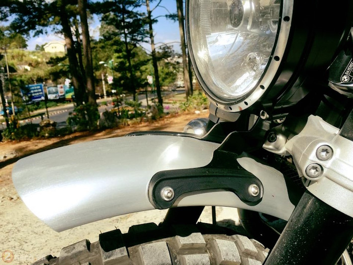 Ở phía trên bánh xe, dè trước được rút gọn lài và đặt cao hơn như những mẫu xe adventure. Màu bạc của dè là mà màu nhôm gốc, hoàn toàn không được phủ màu.