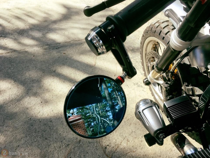 Hai bên tay lái có sự xuất hiện của gương hậu gắn gù Rizoma và gù kèm xi nhan từ hãng Motogadget tới từ Đức. Đây là chi tiết xuất hiện trên rất nhiều chiếc xe độ của nước ngoài.