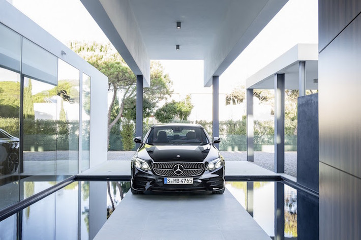 Tại triển lãm New York diễn ra vài tuần nữa, Mercedes E43 AMG sẽ lần đầu tiên được ra mắt công chúng. Tuy nhiên chiếc xe sẽ không được bán trước thời điểm đầu năm 2017.