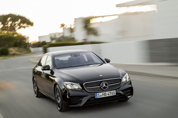 Giống như C43 AMG trước đó, trong khoang máy của E43 AMG là khối động cơ 3l V6 tăng áp kép. Tuy nhiên, các kỹ sư của Mercedes đã nâng cấp thêm để động cơ này mạnh hơn 34 mã lực so với C43 AMG, đạt 396 mã lực/520 Nm.