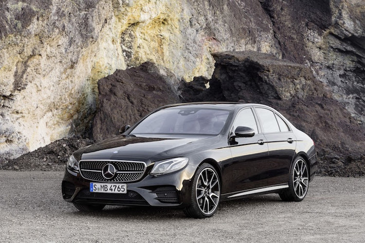 Ở bên ngoài, AMG đã tiến hành sửa đổi kiểu dáng của E43 AMG theo lối "du kích" - chỉ cải tiến nhẹ, đủ để khiến nó trông không quá phá cách so với những chiếc E-Class bình thường.