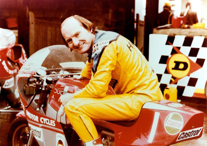 Ducati Scrambler Mike Hailwood Edition được đặt tên theo Mike Hailwood - một trong những tay đua vĩ đại nhất mọi thời đại. Năm 1978, sau 11 năm tạm nghỉ, ông đã sử dụng một chiếc Ducati 900SS để tham gia vào giải đua Isle of Man cực nguy hiểm và giành chiến thắng.