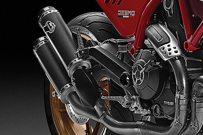 Cuối cùng, chiếc xe còn được trang bị sẵn một số món phụ tùng Ducati Performance như gương chiếu hậu nhôm CNC hay pô Termignoni.