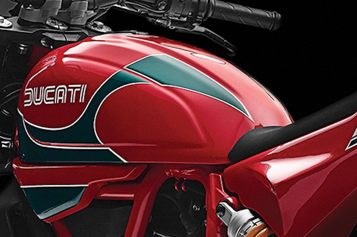 Bình xăng nguyên bản của Scrambler được giữ lại, nhưng có tông màu sơn đỏ-xanh lá như chiếc xe đua Ducati 900SS của Mike Hailwood.