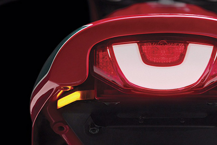 Đèn hậu LED nguyên bản của Scrambler vẫn được giữ nguyên, tuy nhiên 2 đèn xi-nhan cũng đã được nâng cấp lên LED và tích hợp gọn hơn vào thân xe.