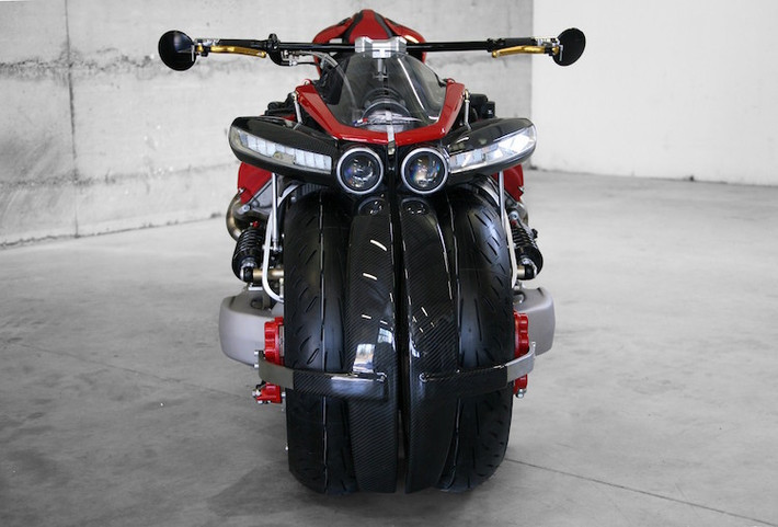 Chiếc xe được trang bị lốp kép song song như siêu môtô Dodge Tomahawk đình đám một thời, cùng với hệ thống lái gián tiếp độc đáo. Những đèn pha projector và xi-nhan LED càng khiến cho Lazareth LM847 trở nên "dữ dằn" hơn.